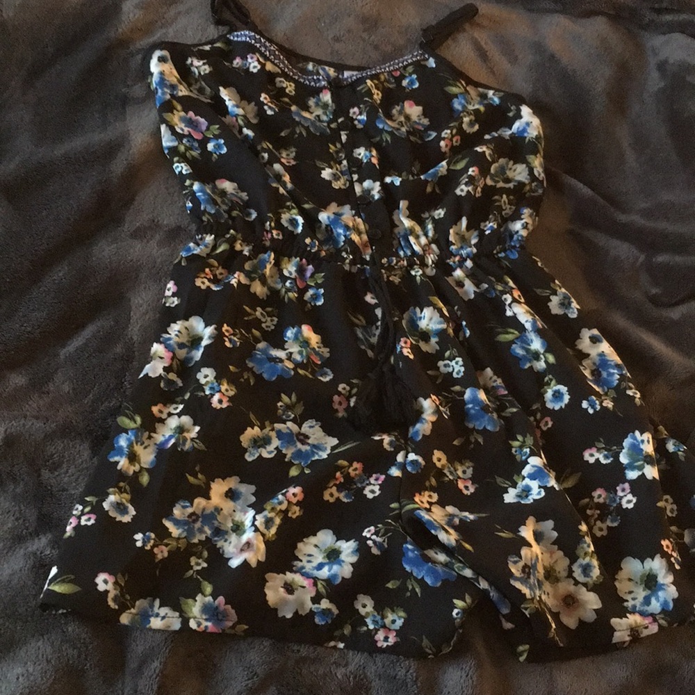 Cute floral romper! Never been worn!